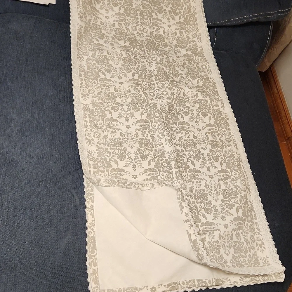 NWOT Cynthia Rowley Gray Floral Table Runner 18